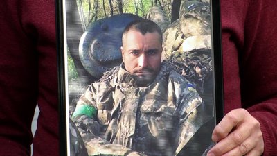 У Житомирі попрощалися із загиблим військовим – сином священника Романом Солонинкою У Житомирі попрощалися із загиблим військовим – сином священника Романом Солонинкою