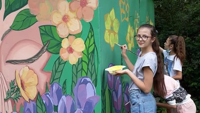 На будиночках луцьких моржів оселилася Мавка та квіти На будиночках луцьких моржів оселилася Мавка та квіти