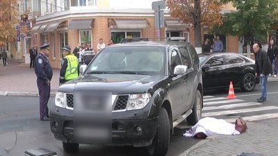 Адвокат потерпілих Олег Рохов каже - прокуратура наразі вважає, що немає доказів того, що загибла впала під автомобіль. Фото: Суспільне. Адвокат потерпілих Олег Рохов каже - прокуратура наразі вважає, що немає доказів того, що загибла впала під автомобіль. Фото: Суспільне.