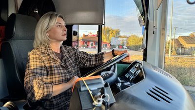 В Ужгороді на маршруті працює перша жінка-водійка міського автобуса