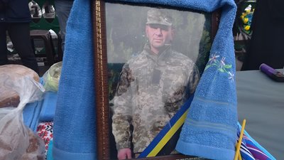 Загинули на Донеччині. У Кропивницькому попрощалися з Дмитро Сінченком, Сергієм Кормільченком та Андрієм Васильченком Загинули на Донеччині. У Кропивницькому попрощалися з Дмитро Сінченком, Сергієм Кормільченком та Андрієм Васильченком