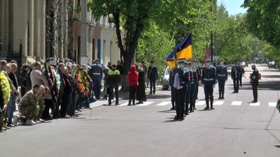 На Полтавщині поховали Юрія Опришка, якого поранив снайпер На Полтавщині поховали Юрія Опришка, якого поранив снайпер