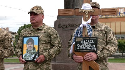 У Рівному попрощались із 40-річним бійцем Юрієм Лєдяєвим У Рівному попрощались із 40-річним бійцем Юрієм Лєдяєвим
