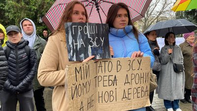 Йой, пане мер, а у нас тут ціла площа: у Черкасах відбулася акція "Гроші на ЗСУ" Йой, пане мер, а у нас тут ціла площа: у Черкасах відбулася акція "Гроші на ЗСУ"
