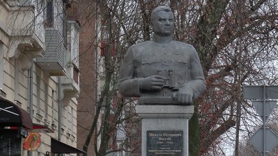 У Полтаві поки не будуть прибирати погруддя Миколі Ватутіну