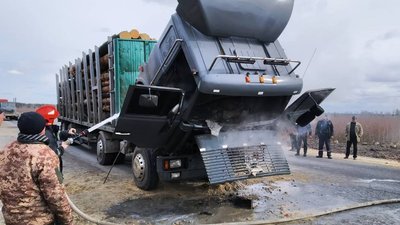 На Житомирщині загорілась вантажівка, в якій перевозили деревину На Житомирщині загорілась вантажівка, в якій перевозили деревину