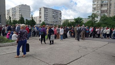 У Сумах почали видавати продуктові набори для людей віком 70-75 років У Сумах почали видавати продуктові набори для людей віком 70-75 років