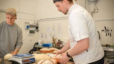 30-40 кг щодня. В Одесі волонтери випікають паляниці з гербом України та патріотичними написами 30-40 кг щодня. В Одесі волонтери випікають паляниці з гербом України та патріотичними написами
