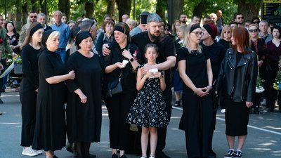 В Ужгороді попрощалися з полеглими захисниками Іваном Бородіним та Віктором Кущиком В Ужгороді попрощалися з полеглими захисниками Іваном Бородіним та Віктором Кущиком