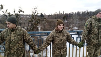 У Житомирі до Дня Соборності України курсанти військового інституту утворили два "живі ланцюги" У Житомирі до Дня Соборності України курсанти військового інституту утворили два "живі ланцюги"