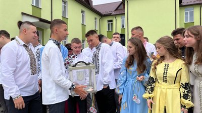 Діти збирають гроші для ЗСУ Діти збирають гроші для ЗСУ