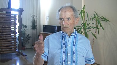 Мріяв про вишиванку: 92-річному переселенцю з Лисичанська подарували національне вбрання Мріяв про вишиванку: 92-річному переселенцю з Лисичанська подарували національне вбрання