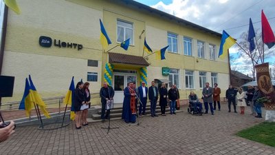 Куток для дитини та умови для людей з інвалідністю. У Лисці, що на Прикарпатті, відкрили "Дія-центр" Куток для дитини та умови для людей з інвалідністю. У Лисці, що на Прикарпатті, відкрили "Дія-центр"