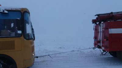 На Дніпропетровщині зі снігової пастки витягли шкільний автобус