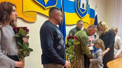 У Житомирі рідним загиблих за Україну воїнів передали державні нагороди У Житомирі рідним загиблих за Україну воїнів передали державні нагороди