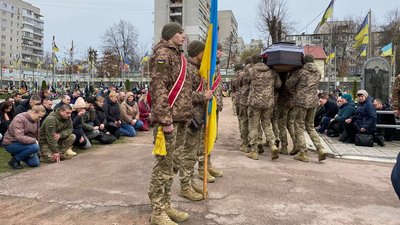 У Житомирі попрощалися із двома військовими, які загинули у боях за Україну У Житомирі попрощалися із двома військовими, які загинули у боях за Україну