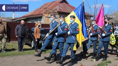 На Сумщині прощались з військовим, який загинув боронячи східний кордон України На Сумщині прощались з військовим, який загинув боронячи східний кордон України