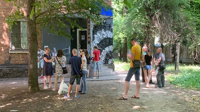 Криворізькі волонтери створили штаб з допомоги переселенцям у тату-салоні