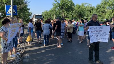 Перекрили дорогу, щоб зберегти школу: закарпатці просять депутатів не ліквідовувати школу-інтернат