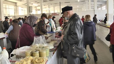 На луцьких ринках перевірили, чи дотримують карантину покупці та продавці На луцьких ринках перевірили, чи дотримують карантину покупці та продавці