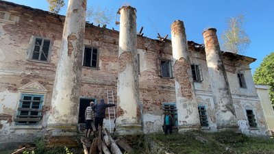 Прибирання завалів у палаці Красицьких організували на Рівненщині