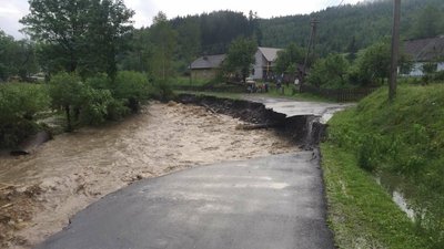 Різке підняття рівнів води та зсуви ґрунту: наслідки негоди на Закарпатті
