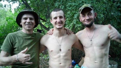 Андрій Паряк з побрабтимами. На фото посередині - загиблий боєць Леонід Андрій Паряк з побрабтимами. На фото посередині - загиблий боєць Леонід