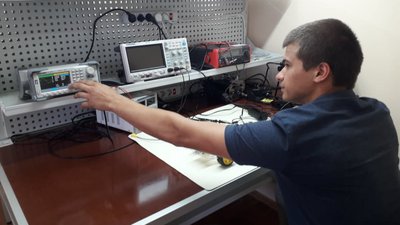 Викладачі вишу навчають маріупольських школярів основам електроніки та програмування Викладачі вишу навчають маріупольських школярів основам електроніки та програмування