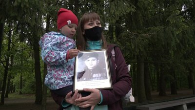 У День пам'яті та примирення до Меморіалу Слави у Харкові несуть квіти У День пам'яті та примирення до Меморіалу Слави у Харкові несуть квіти