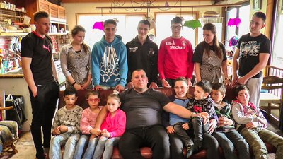 Багатодітна родина з Кропивницького району пече хліб та роздає його тим, хто потребує Багатодітна родина з Кропивницького району пече хліб та роздає його тим, хто потребує