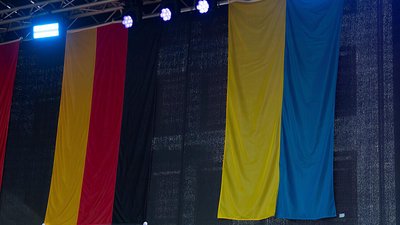 німецький та український прапори