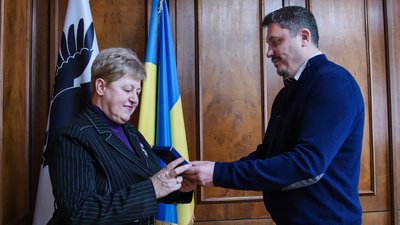 Ірина Магрицька отримала нагрудний знак "Захиснику України" від секретаря Радбезу