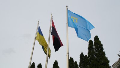 Прапори на площі перед міською радою