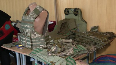 "Дуже хочемо, щоб швидше настала перемога": на Рівненщині вчительки почали шити тактичні дощовики для ЗСУ "Дуже хочемо, щоб швидше настала перемога": на Рівненщині вчительки почали шити тактичні дощовики для ЗСУ
