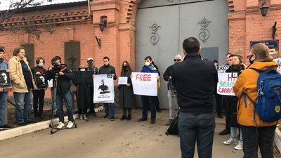 "Руки геть": Біля одеського СІЗО влаштували акцію на підтримку Стерненка