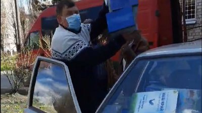 На Сумщині центр соціального обслуговування роздавав набори до Великодня від нардепа Деркача На Сумщині центр соціального обслуговування роздавав набори до Великодня від нардепа Деркача