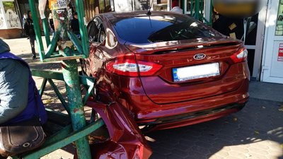 ДТП у Житомирі: автомобіль в'їхав в зупинку громадського транспорту – є потерпілі