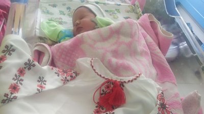 Народилися у День вишиванки: колектив апеляційного суду Вінниці подарував немовлятам українські сорочки Народилися у День вишиванки: колектив апеляційного суду Вінниці подарував немовлятам українські сорочки