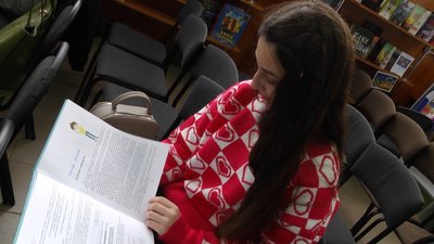 На презентацію книги "Новий щоденник Славка Хоробрика" з Полонного разом із мамою приїхала Богдана Скутська. Дівчина розповіла, що читає книги поетеси зі шкільних років. На презентацію книги "Новий щоденник Славка Хоробрика" з Полонного разом із мамою приїхала Богдана Скутська. Дівчина розповіла, що читає книги поетеси зі шкільних років.