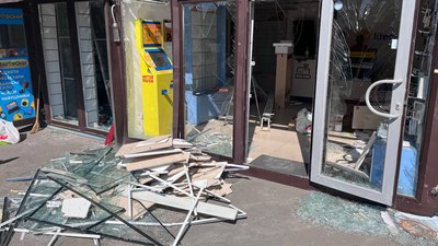 Прибирають сміття та оцінюють пошкодження. Що відбувається на місці ракетного удару по Дніпру Прибирають сміття та оцінюють пошкодження. Що відбувається на місці ракетного удару по Дніпру