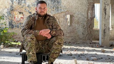 Військовий Іван Тима вишколює молодь в Тернополі, поки чекає на новий протез Військовий Іван Тима вишколює молодь в Тернополі, поки чекає на новий протез