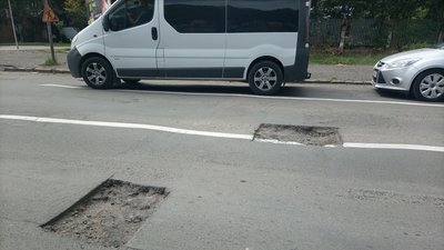 Розмітка у ямах на вулиці Грушевського в Ужгороді: що кажуть водії і виконавець робіт