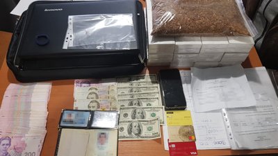 За хабарі ДБР затримало двох посадовців виправної колонії на Миколаївщині За хабарі ДБР затримало двох посадовців виправної колонії на Миколаївщині