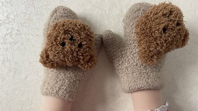 Дитячі ручки в рукавицях