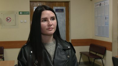 Дружина обвинувачуваного у справі реабілітаційного центру для наркозалежних та алкозалежних у Чернігові Анастасія Хмирова у суді 20 березня 2024 року Дружина обвинувачуваного у справі реабілітаційного центру для наркозалежних та алкозалежних у Чернігові Анастасія Хмирова у суді 20 березня 2024 року