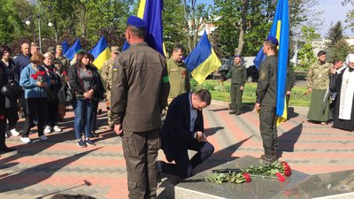 Під звуки сирен тривоги: у Черкасах відзначили День пам'яті та примирення вшануванням захисників України