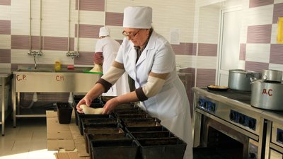 У ліцеї на Вінниччині напекли шість тисяч буханців хліба для оборонців У ліцеї на Вінниччині напекли шість тисяч буханців хліба для оборонців