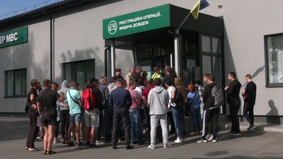 Приїхав — черга: рівнянин три тижні не міг взяти талон на іспит у сервісному центрі