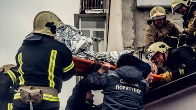 Впав з шостого поверху — у Сумах на вулиці ЗСУ чоловік випав з вікна