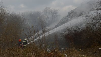 У Тлумачі на Франківщині рятувальники третій день гасять сміттєзвалище У Тлумачі на Франківщині рятувальники третій день гасять сміттєзвалище
